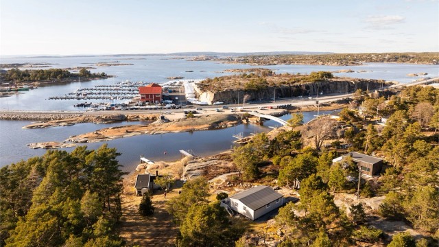 Siljeholmen er bilfri og tilgjengelig til fots over gangbro fra Stokken. Med hytta følger biloppstillingsplass leid av Siljeholmen Vel.