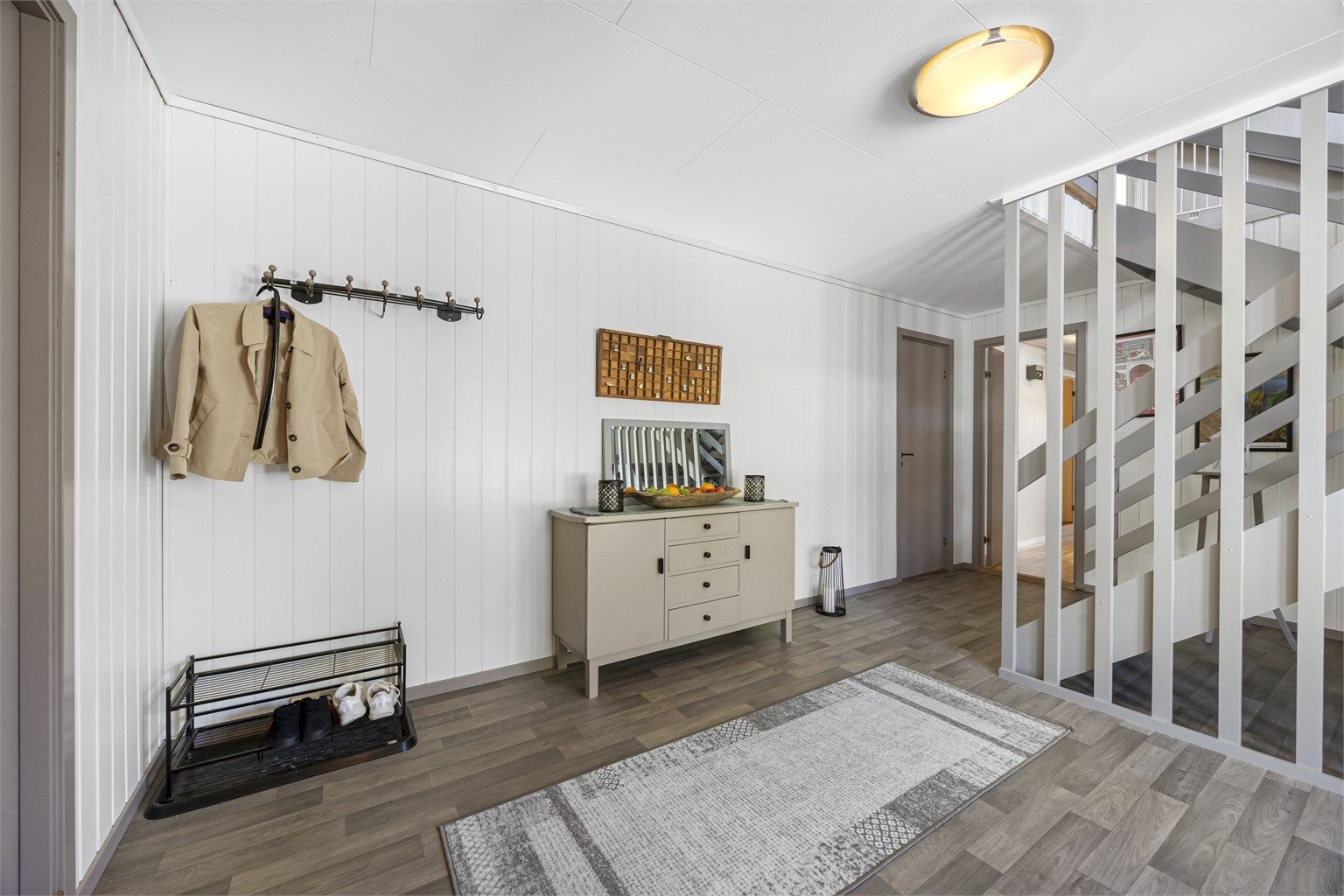 Hallen i underetasjen har gulvvarme og god plass til oppbevaring av yttertøy.