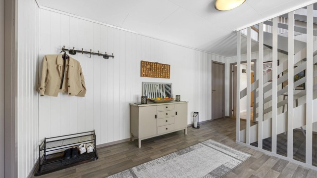 Hallen i underetasjen har gulvvarme og god plass til oppbevaring av yttertøy.