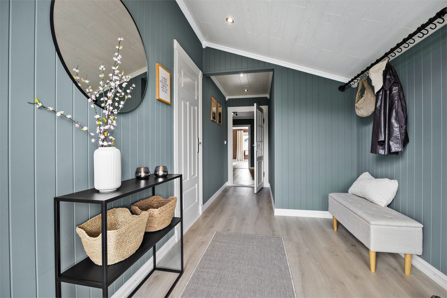 Entré med plass til å henge fra seg