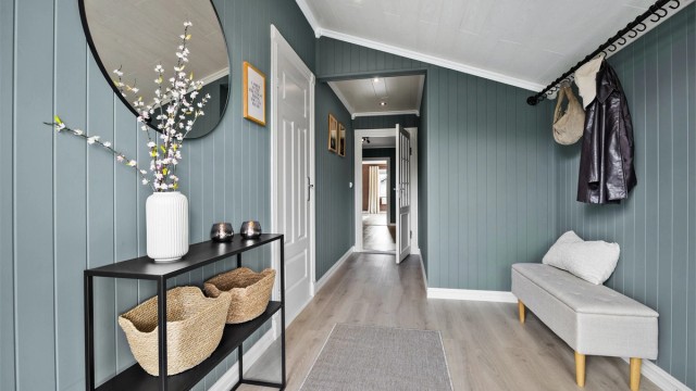 Entré med plass til å henge fra seg