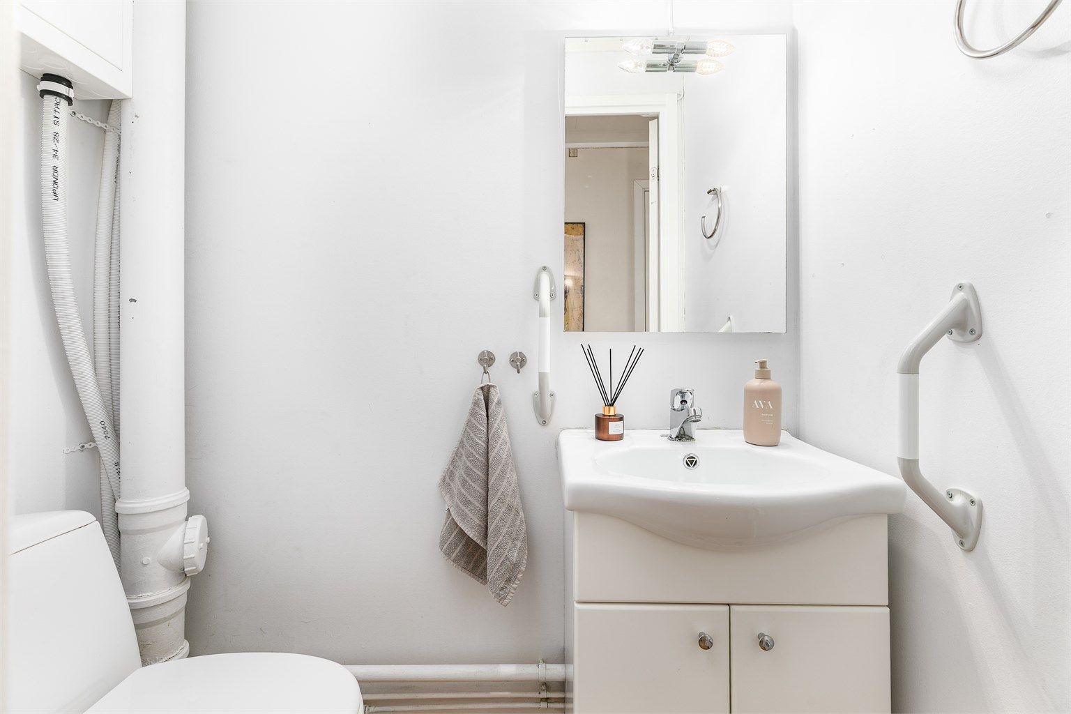 Toalettrommet er trolig fra byggeåret og inneholder boligens sikringsskap som i 2018 ble oppgradert med blant annet overspenningsvern.