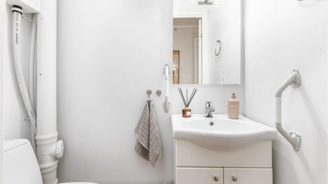 Toalettrommet er trolig fra byggeåret og inneholder boligens sikringsskap som i 2018 ble oppgradert med blant annet overspenningsvern.