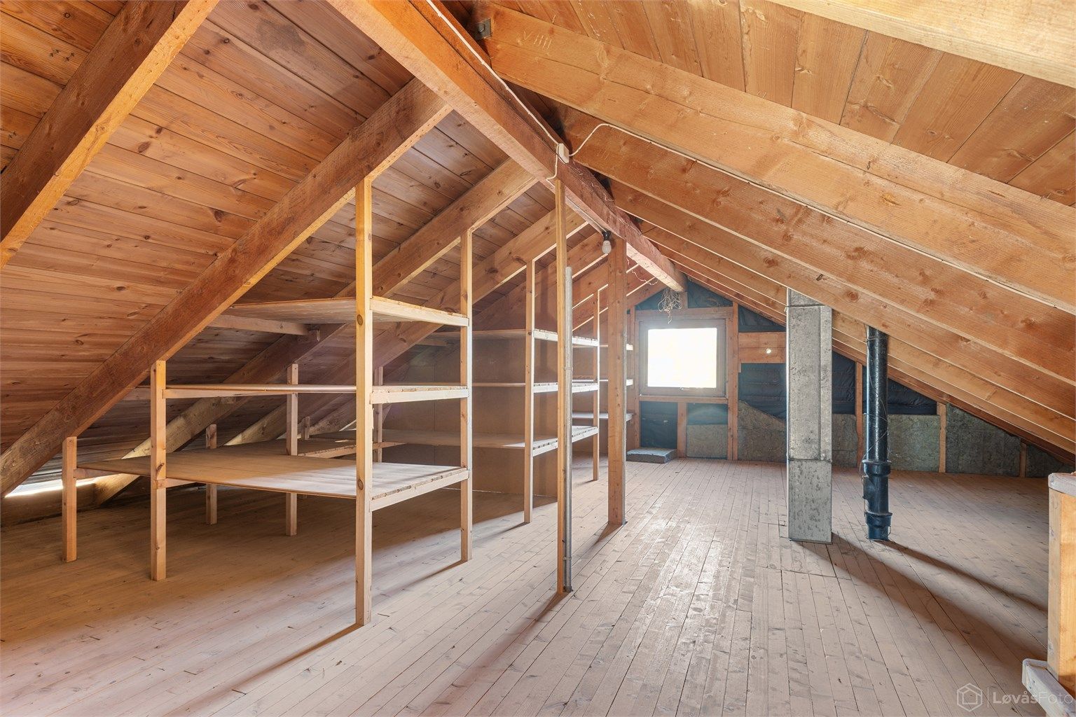 Stort lagringsloft med trapp opp fra gangen i 2. etasje