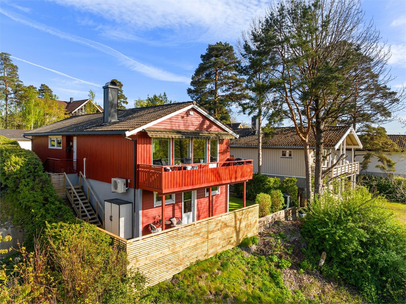 Siden byggeåret 1983 og frem til helt nylig i 2025 er boligen tilført en rekke oppgraderinger, utvendig som innvendig.