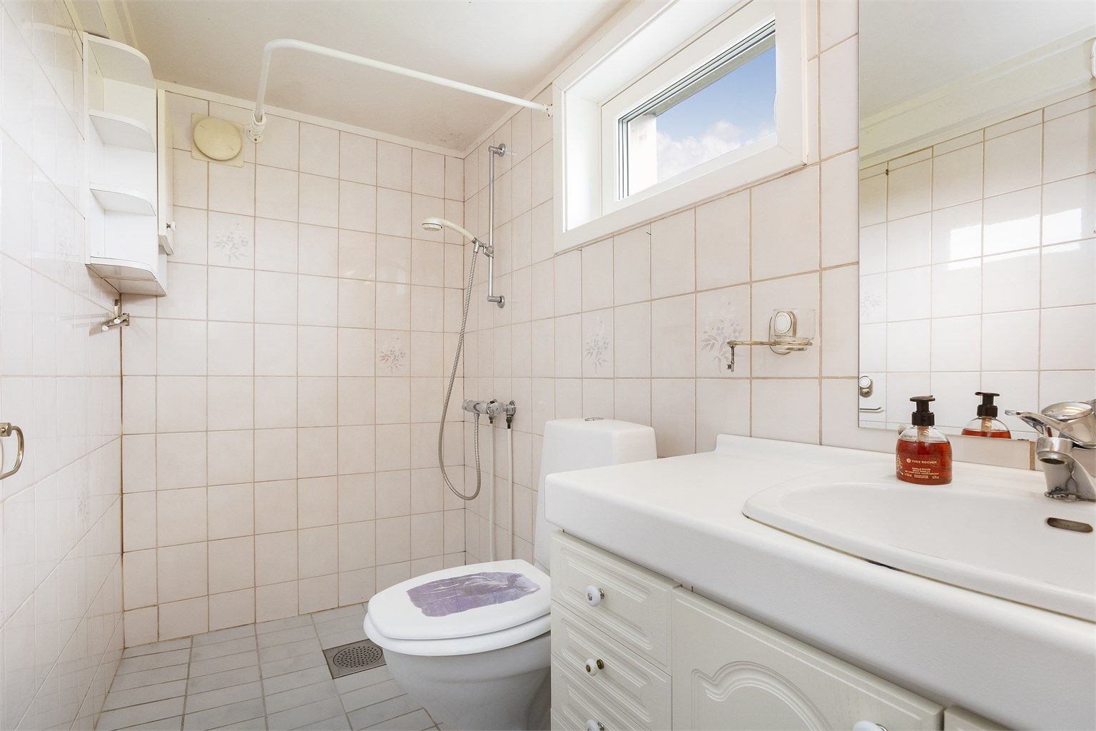 Badet i 1. etasje er utstyrt med gulvvarme, toalett og dusjhjørne.