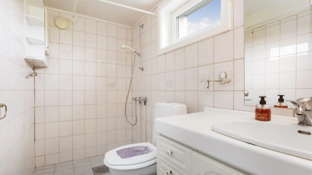 Badet i 1. etasje er utstyrt med gulvvarme, toalett og dusjhjørne.