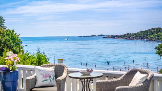 Velkommen til Klomra 23 - Eiendom med fantastisk utsikt solrikt beliggende rett ved stranden