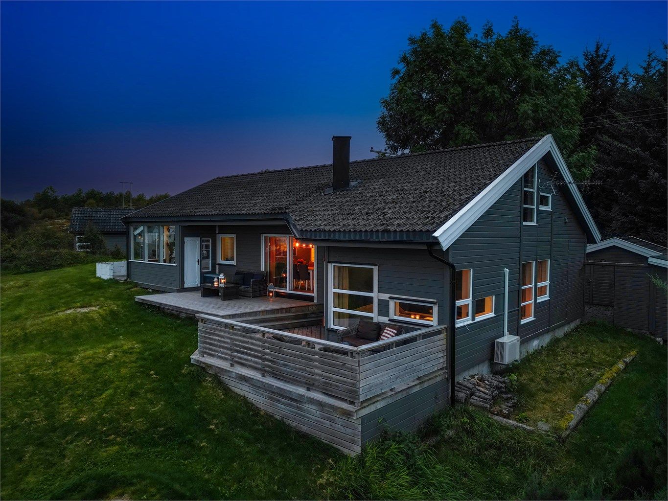 Av dagligvarebutikker ligger Joker Knarrlagsund ca. 10 minutter unna med bil, og på Hjorten Kjøpesenter finner du Coop Extra Hitra ca. 10 minutter unna med bil.