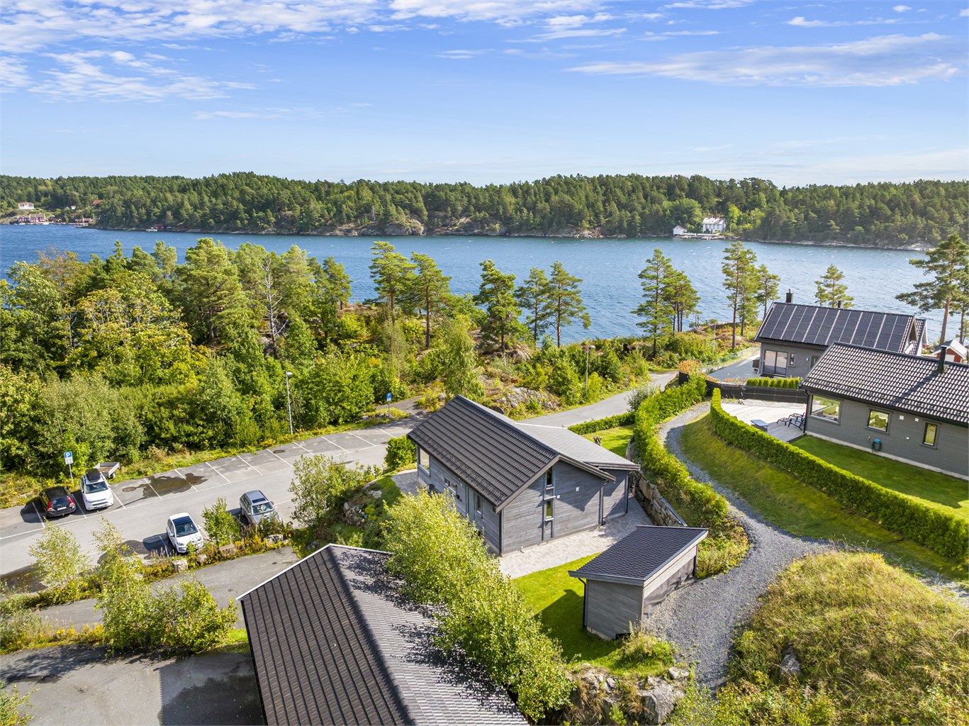 Eiendommen ligger i et etablert hyttefelt på Borøya, i et solrikt område med utsikt mot Hagefjorden og Sandøya.