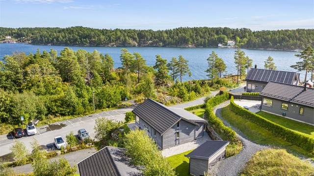 Eiendommen ligger i et etablert hyttefelt på Borøya, i et solrikt område med utsikt mot Hagefjorden og Sandøya.