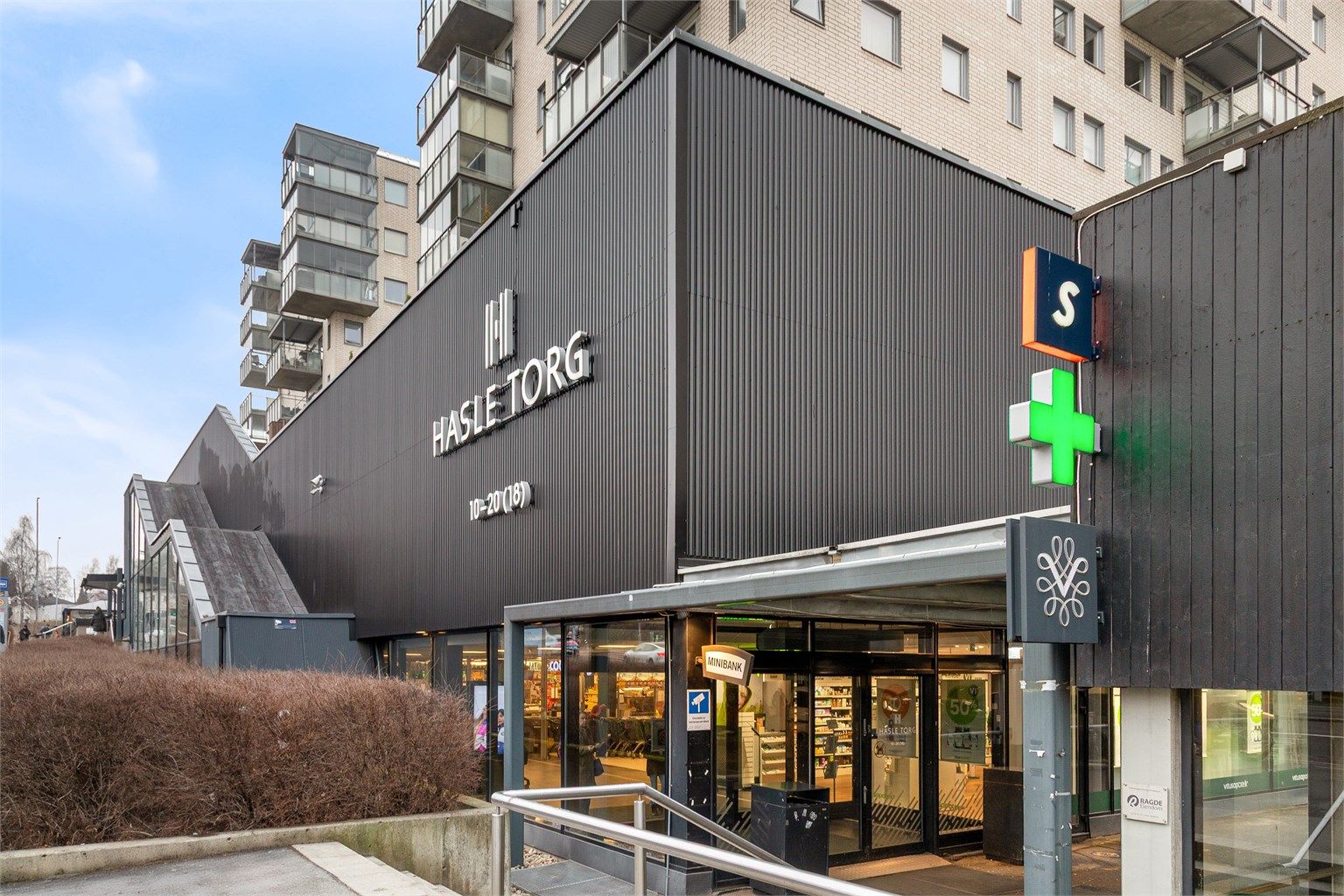 Hasle Torg med flere servicetilbud ligger i underetasjen og området har et godt kollektivtilbud med ca. 200 m til Hasle bussholdeplass og Hasle t-banestasjon. 