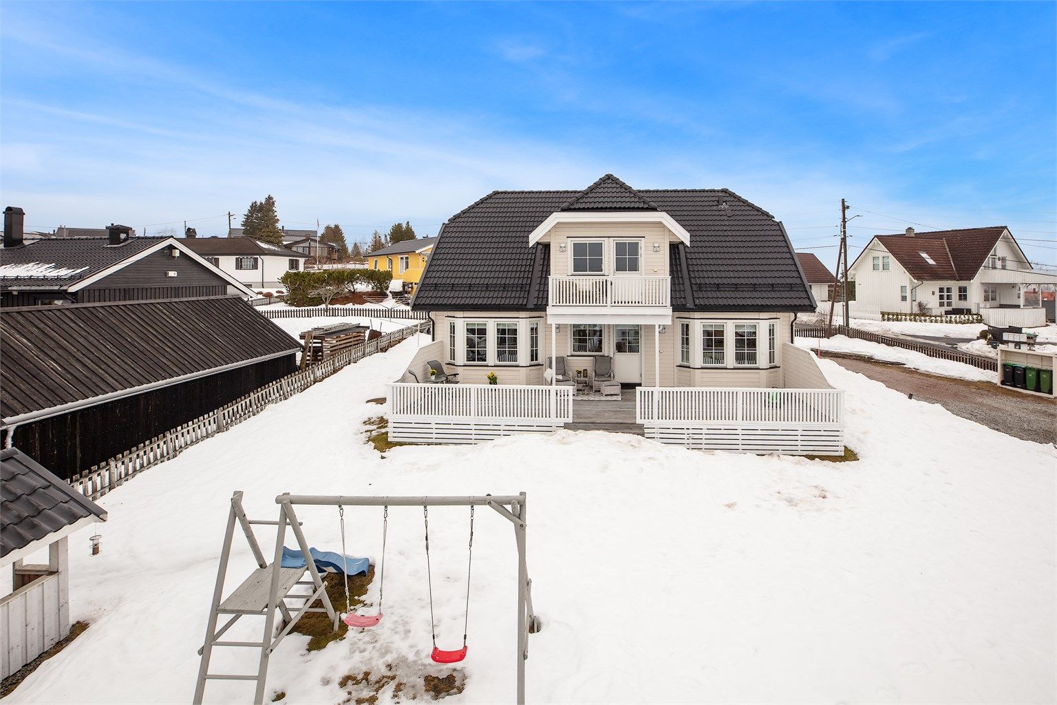 Eiendommen ligger i veletablert eneboligbebyggelse med gode solforhold og gangavstand til både barnehager, skoler og marka