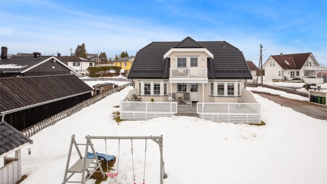 Eiendommen ligger i veletablert eneboligbebyggelse med gode solforhold og gangavstand til både barnehager, skoler og marka