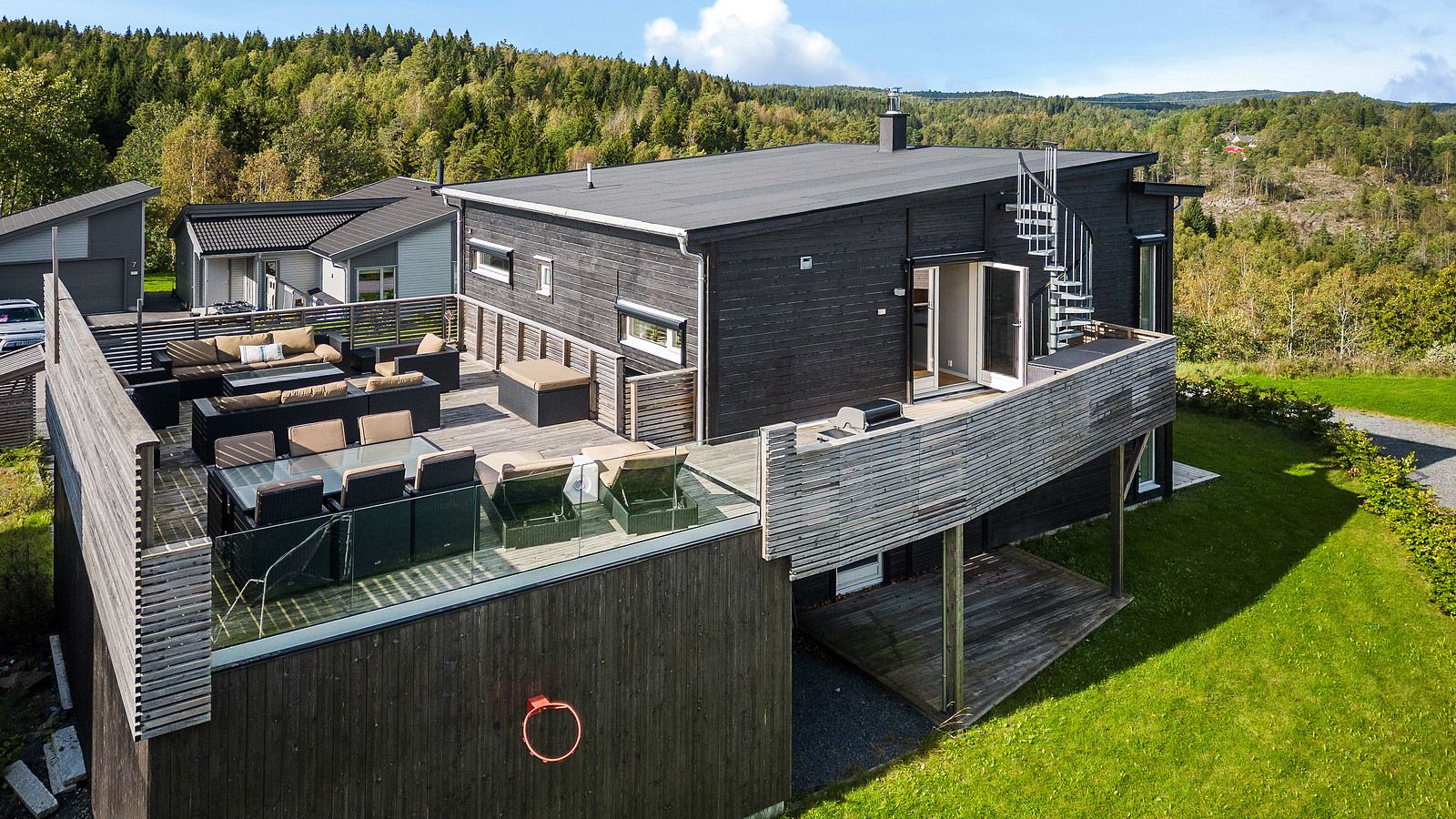 Over garasjen er det en stor takterrasse med adkomst fra kjøkkenet.