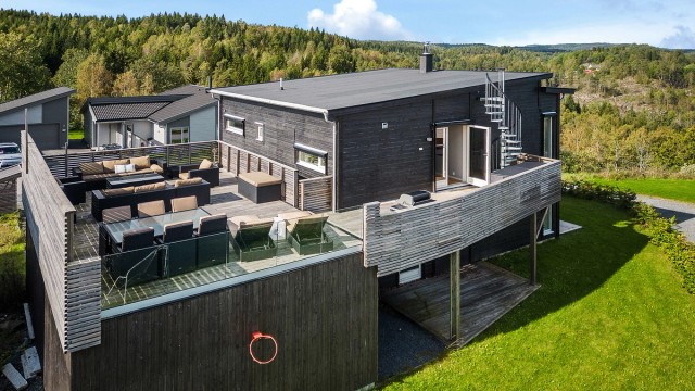 Over garasjen er det en stor takterrasse med adkomst fra kjøkkenet.