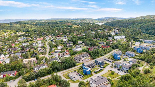 Beliggenheten er god med tanke på offentlig kommunikasjon. Det er 8-10 minutters gange til Gullhella togstasjon, og 5 minutter til bussholdeplass ved Gullhella bo- og omsorgssenter.