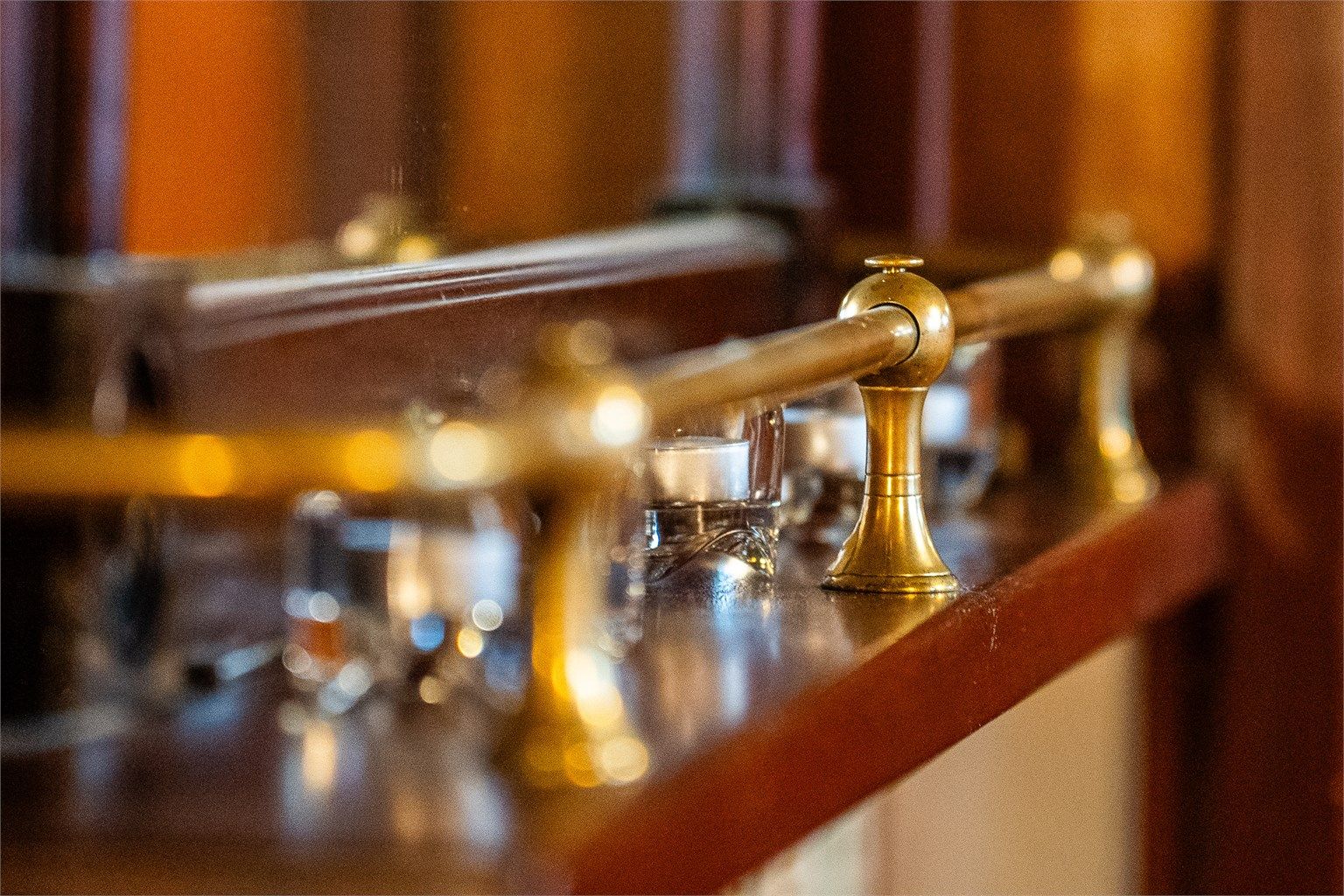 Detaljer i messing på den plassbygde baren. (Ikke godkjent til varig opphold)
