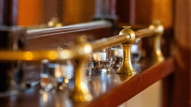 Detaljer i messing på den plassbygde baren. (Ikke godkjent til varig opphold)