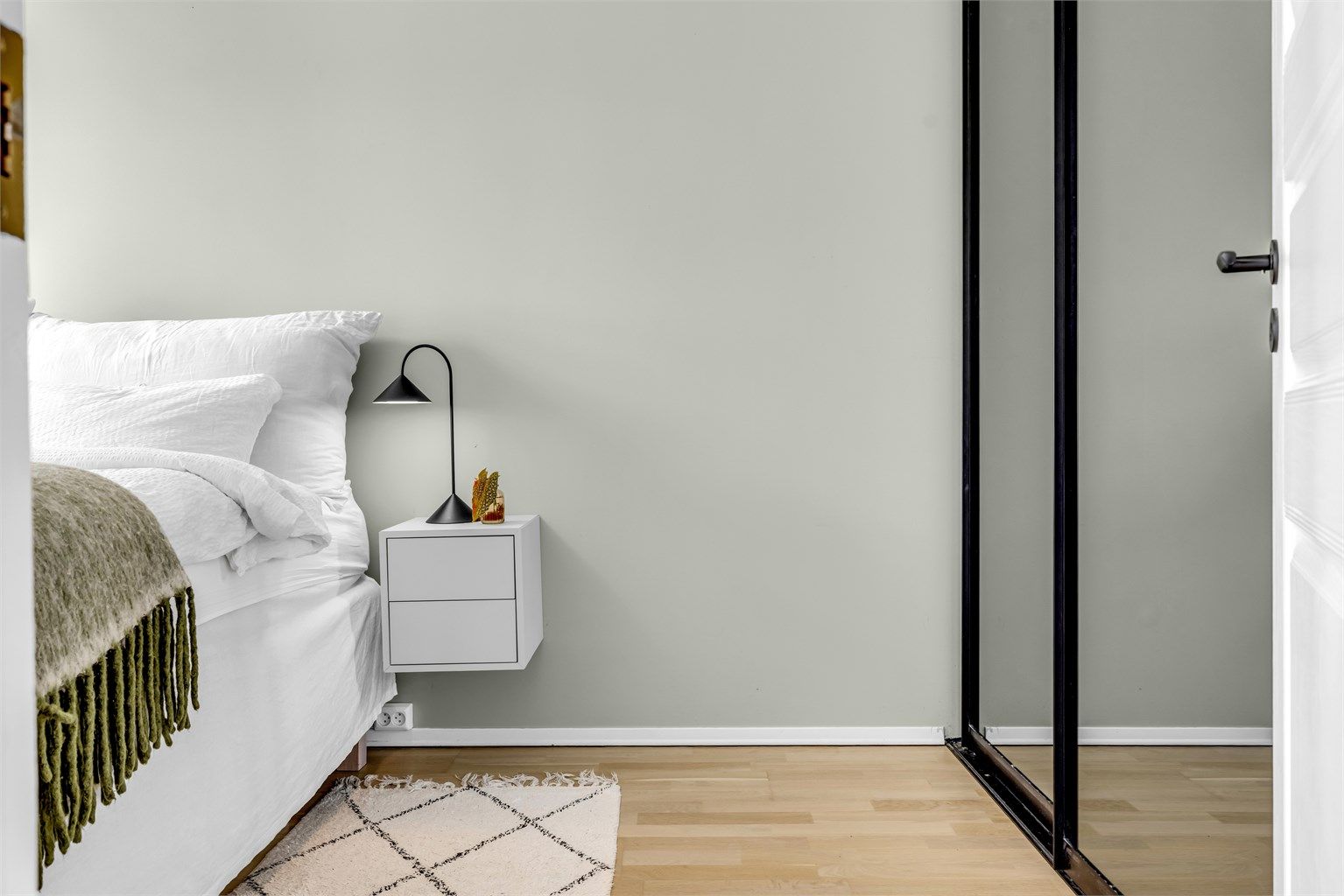 Soverommet er helsparklet og malt i en nydelig, beroligende grunntone.