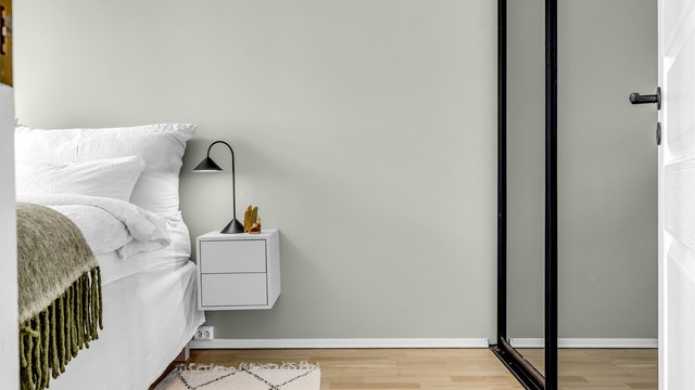 Soverommet er helsparklet og malt i en nydelig, beroligende grunntone.