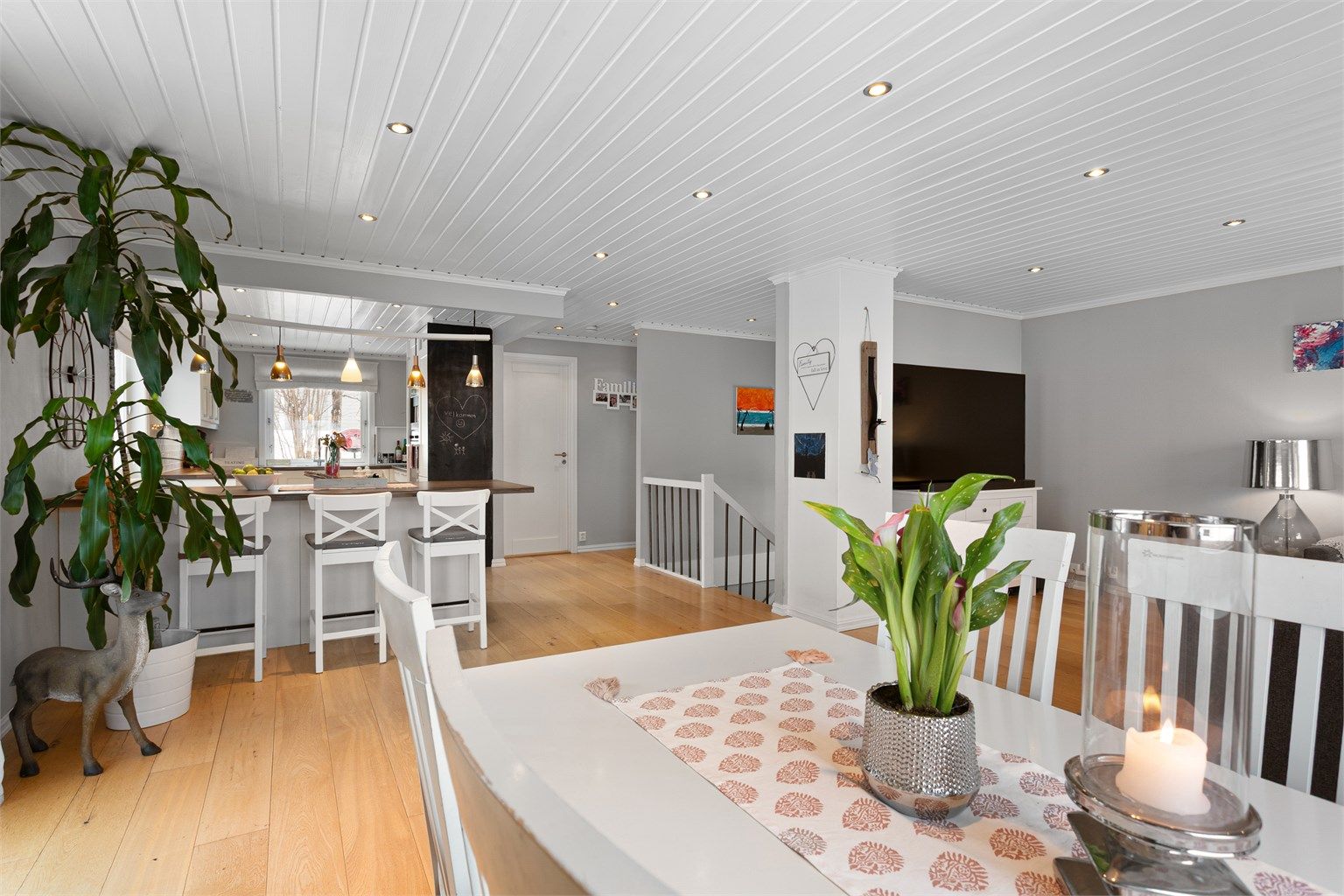 Den åpne løsningen mot kjøkkenet skaper en god flyt mellom sonene.