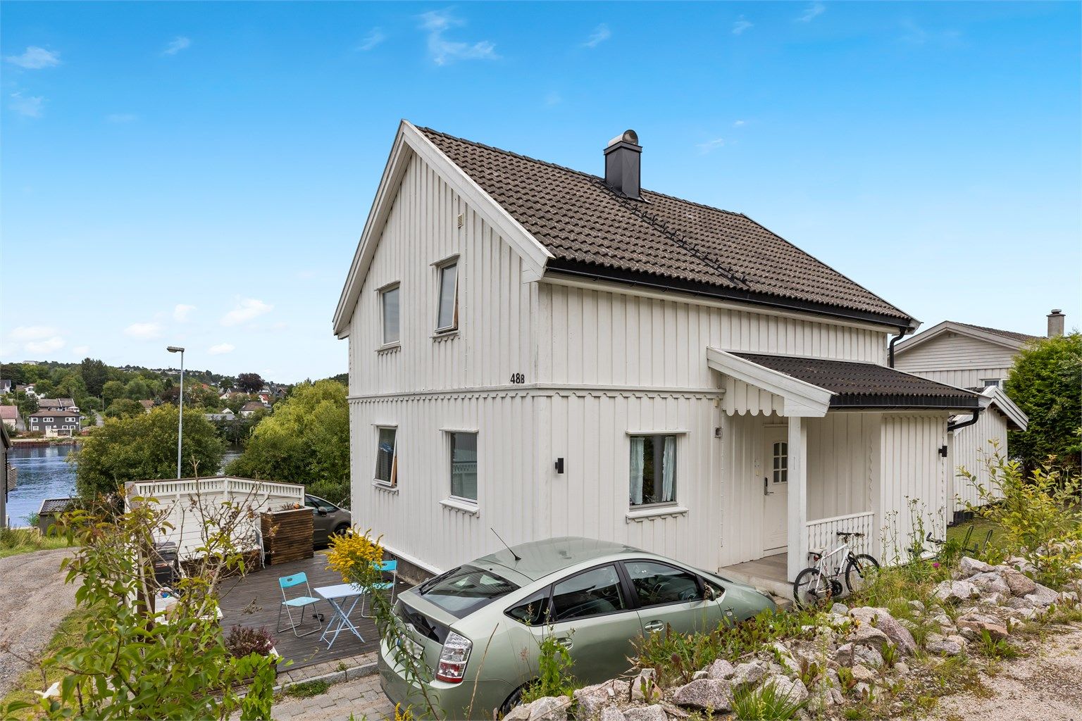 Boligens inngangsparti med overbygget adkomst. 