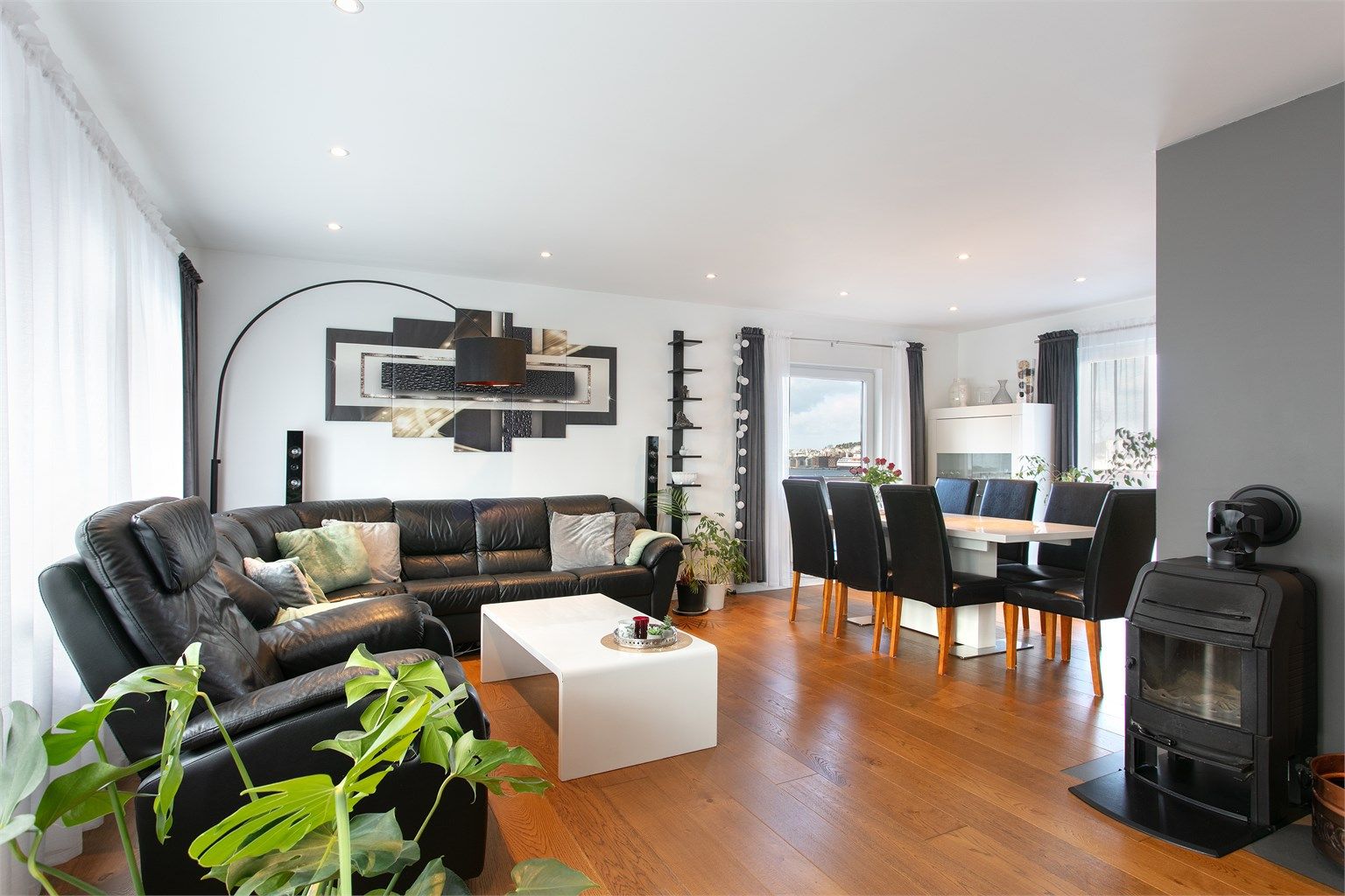 Stue/spisestue i hovedetasjen med åpen løsning mot kjøkken