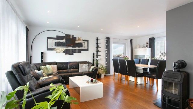 Stue/spisestue i hovedetasjen med åpen løsning mot kjøkken