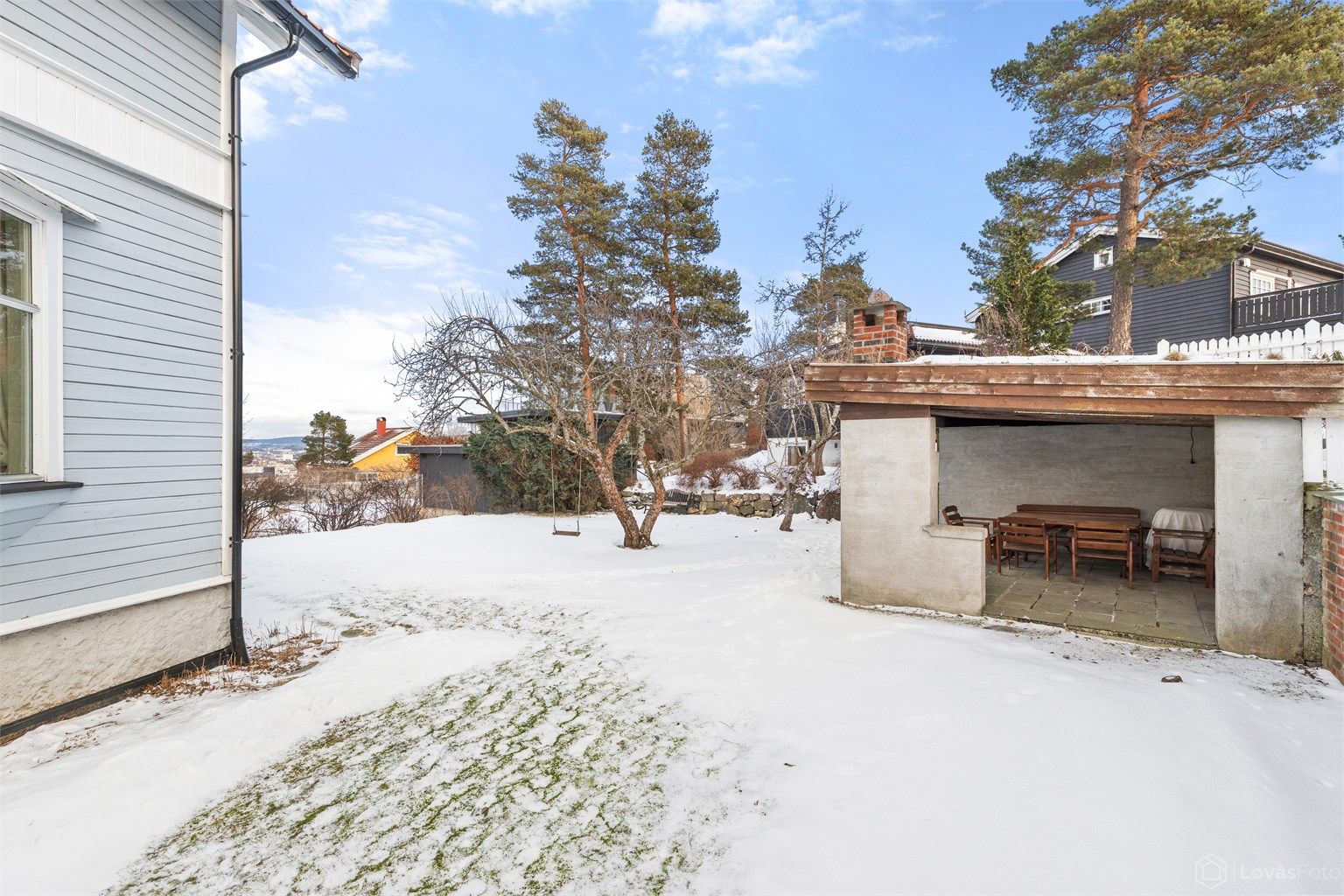 Hage med overbygget terrasse og tilliggende utebod