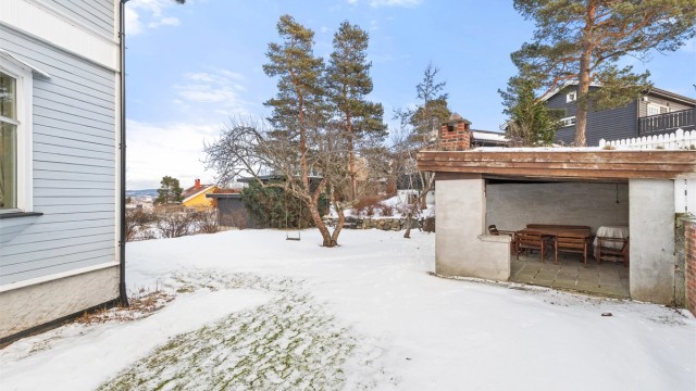 Hage med overbygget terrasse og tilliggende utebod