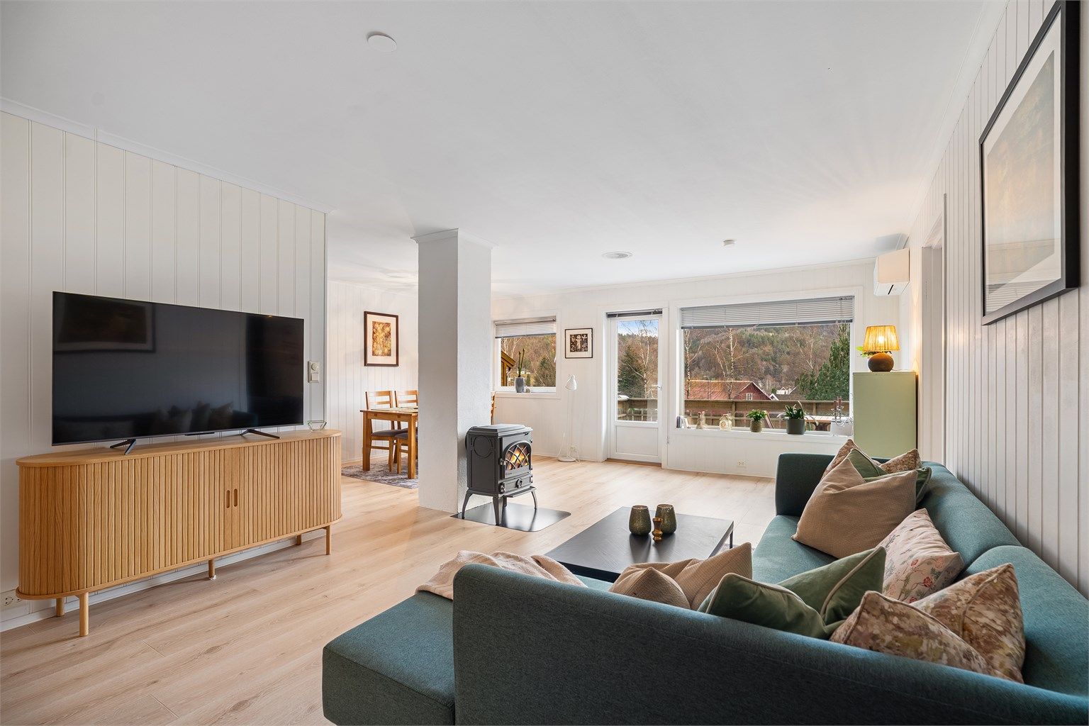 Stuen er meget romslig og har gode møbleringsmuligheter til både sofagruppe, tv-seksjon, spisegruppe m.m. 