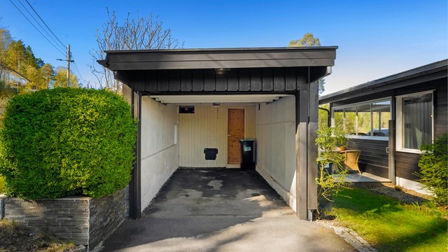 Garasjen har et bruksareal på 13 m² og tilgang til boder.