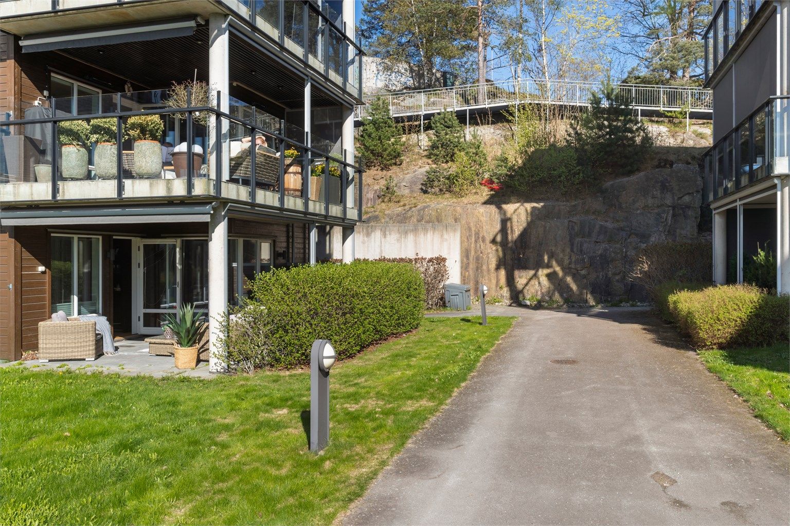 Sameiets fellesarealer er pent opparbeidet med gressplener og internveier.