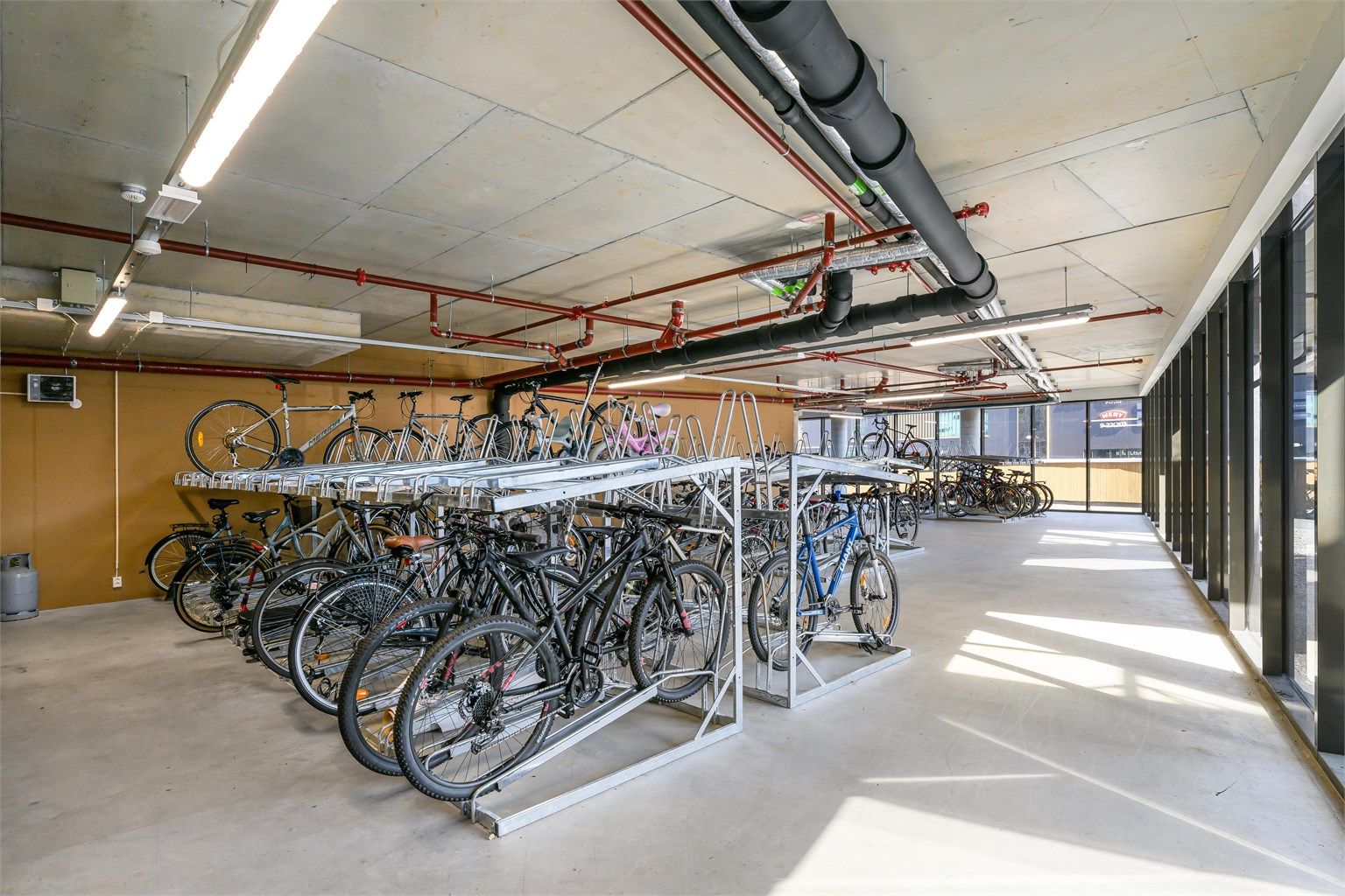 Felles sykkelparkering. Boligen disponerer 1 bod i 1. etasje som er tinglyst som en tilleggsdel til seksjonen. 