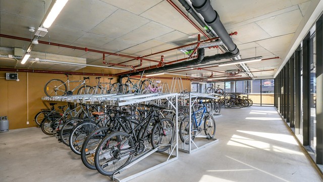 Felles sykkelparkering. Boligen disponerer 1 bod i 1. etasje som er tinglyst som en tilleggsdel til seksjonen.