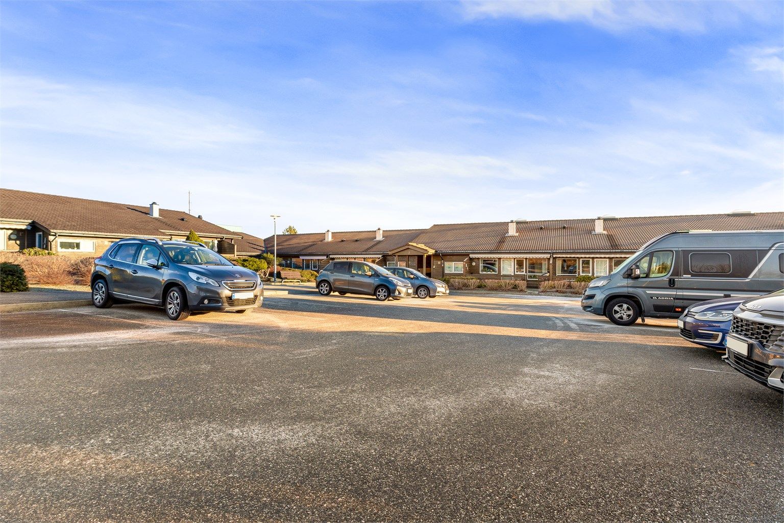 Det er ca. 10 felles parkeringsplasser i borettslaget. Både for gjester eller fastboende. 