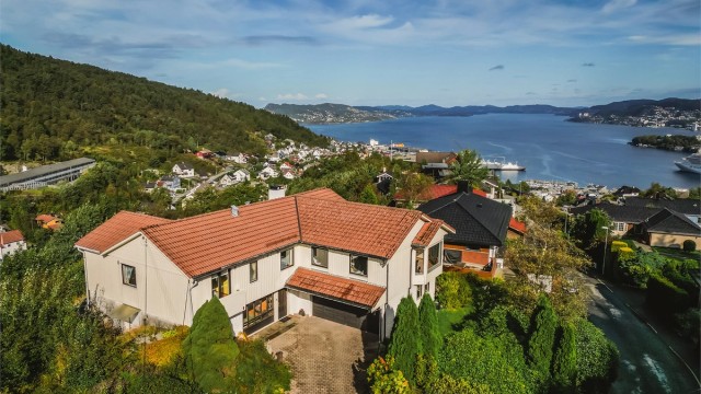 Velkommen til Riplegården 36- Stor frittliggende enebolig- Boligen er oppført i 1972 og byr på dobbel garasje, store solrike terrasser og en innbydende hagestue med fantastisk utsikt mot Byfjorden og Bergen sentrum.