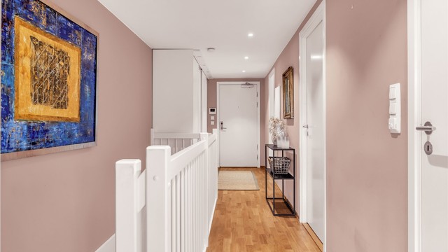 Velkommen inn i en lys og innbydende entré som skaper et godt førsteinntrykk av boligen.
