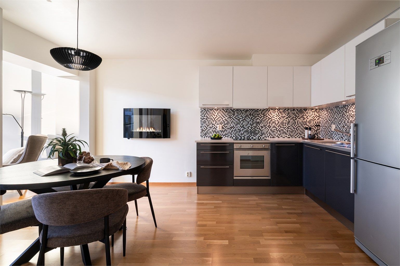 Leiligheten strekker seg over to plan med bla. kjøkken og spisestue i øverste plan