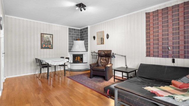 Stue med peis og plass for både sofa- og spisestue. Foto: Oh Shots