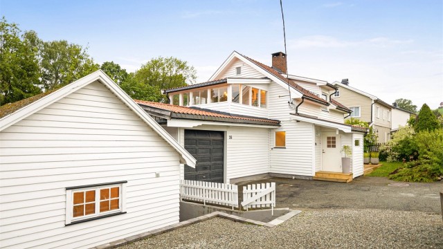 Eiendommen har en integrert garasje med el-billader installert i 2023.