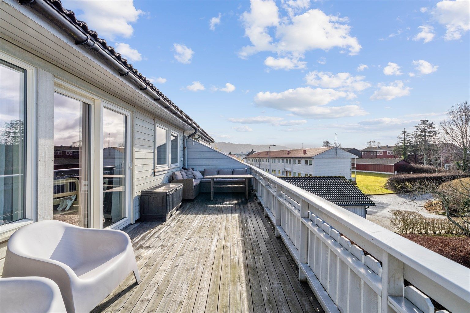 Fra stuen er det utgang til en romslig balkong.