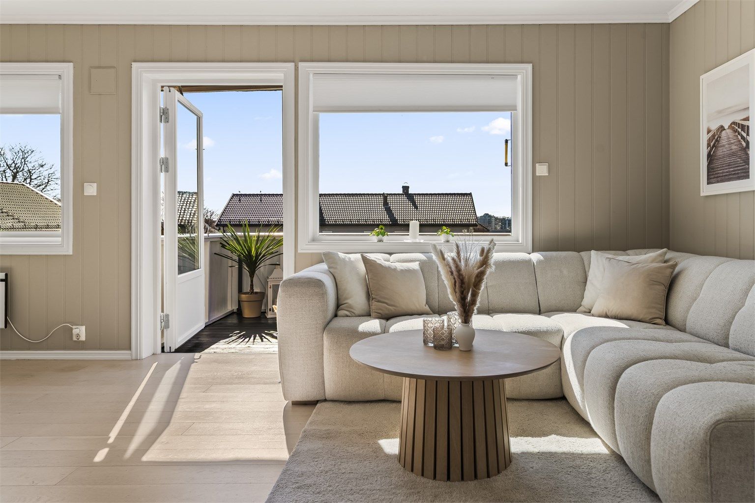 Fra stuen er det utgang til en vestvendt balkong 