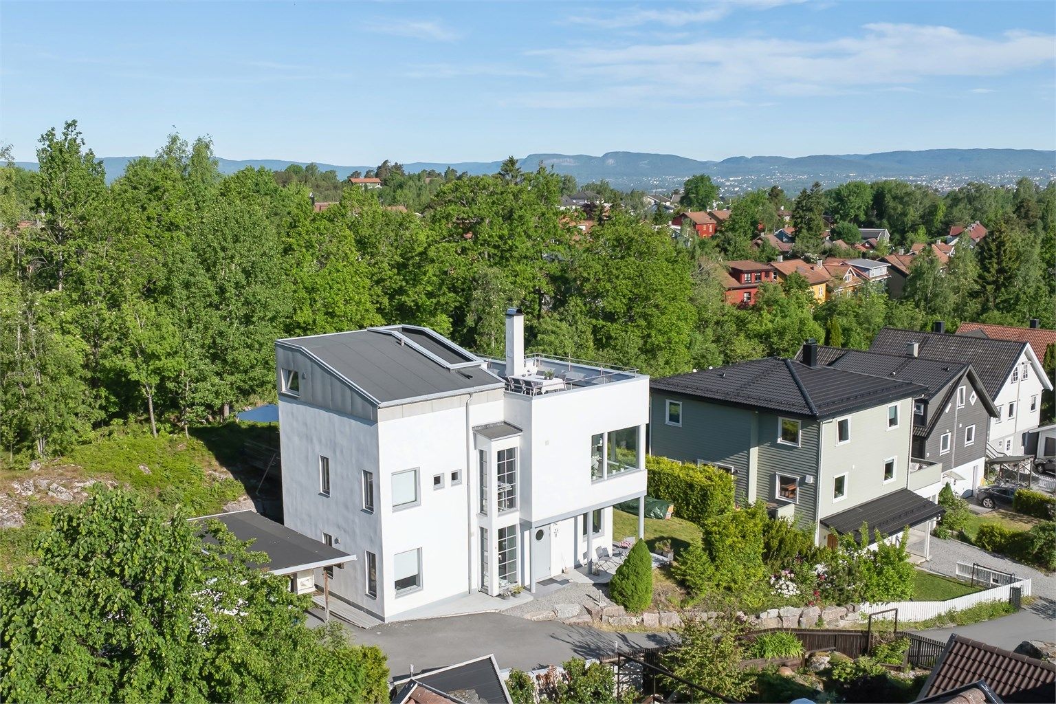 Arkitekttegnet enebolig med carport, eksklusiv takterrasse og spektakulær fjordutsikt- Sentralt beliggende i naturskjønne omgivelser - Fantastisk fjordutsikt