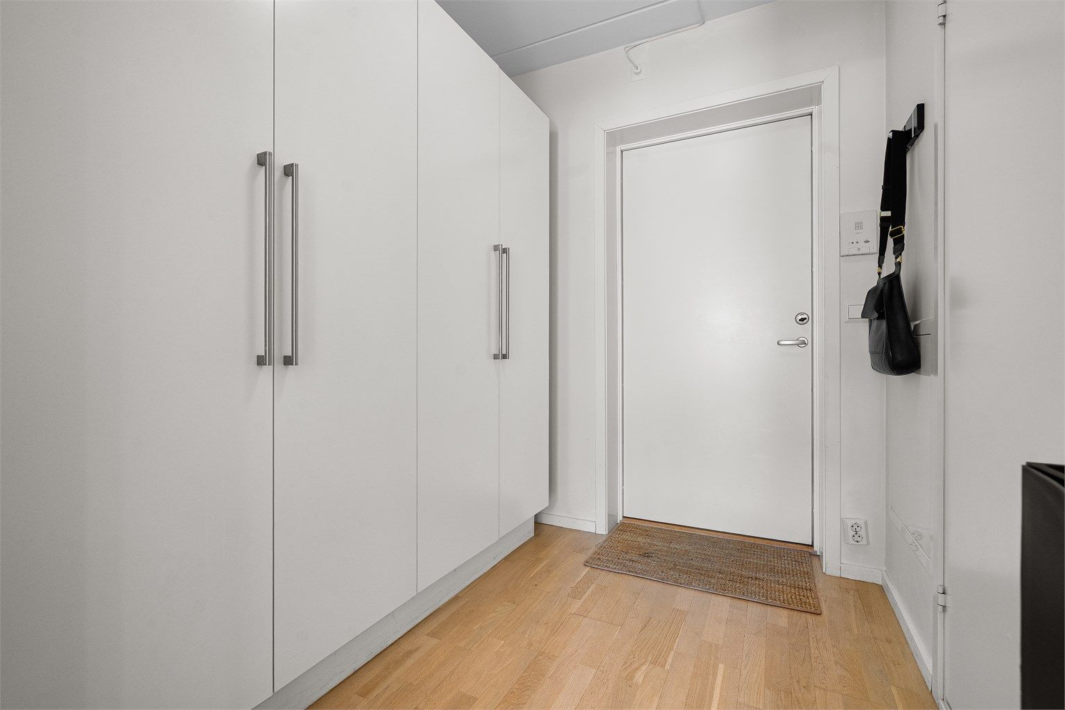 Entré med god plass til oppheng av yttertøy og oppbevaring av sko. Her er det god plass til både skoskap og romslig garderobeskap. Adkomst via fellestrappeoppgang. Leiligheten har trappefri adkomst, men det er både trapp og heis i bygget.