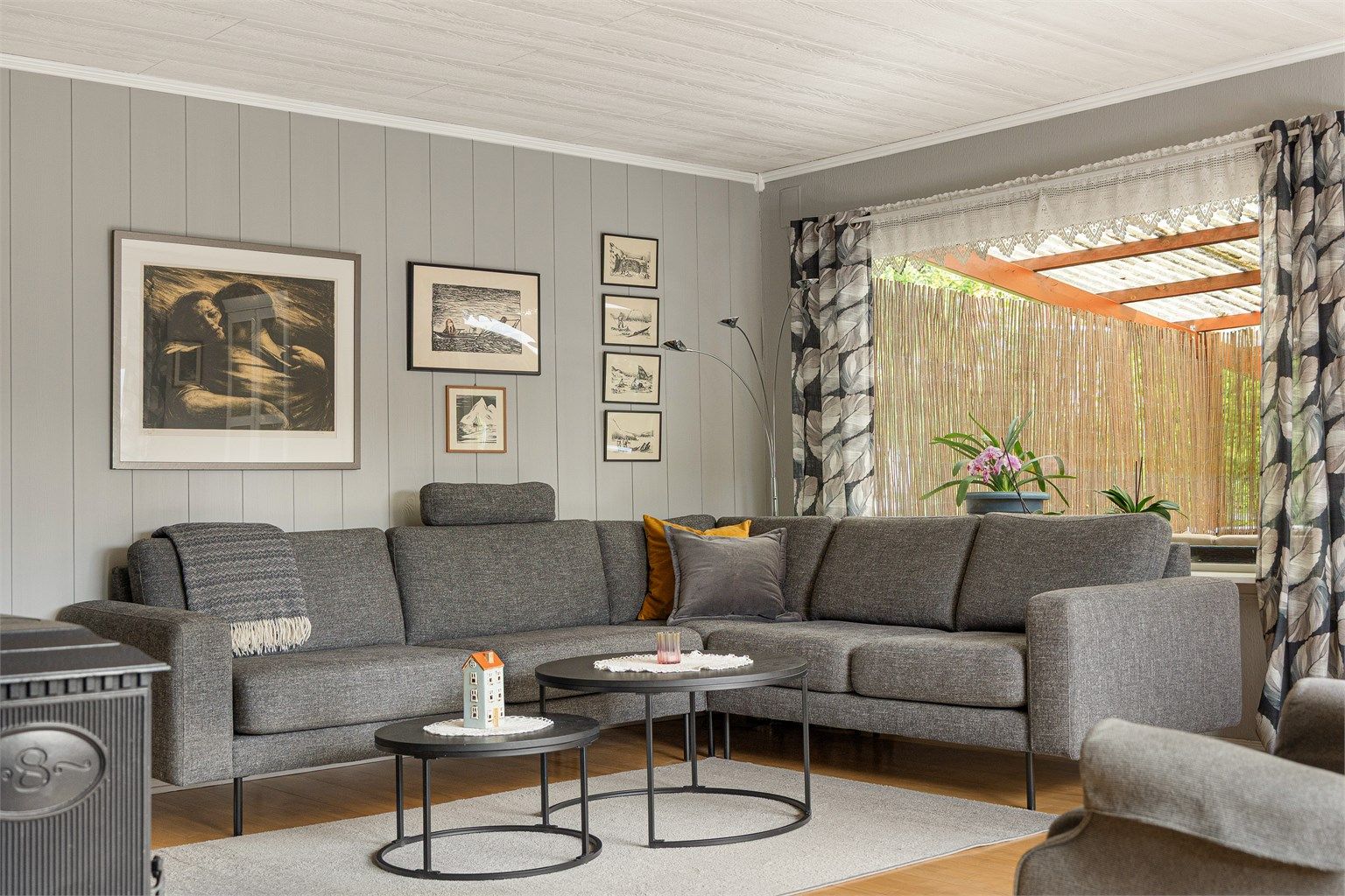 Stuen har god plass til en romslig sofagruppe.