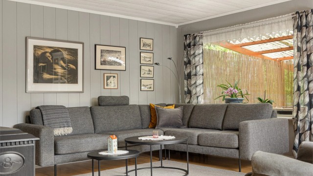 Stuen har god plass til en romslig sofagruppe.