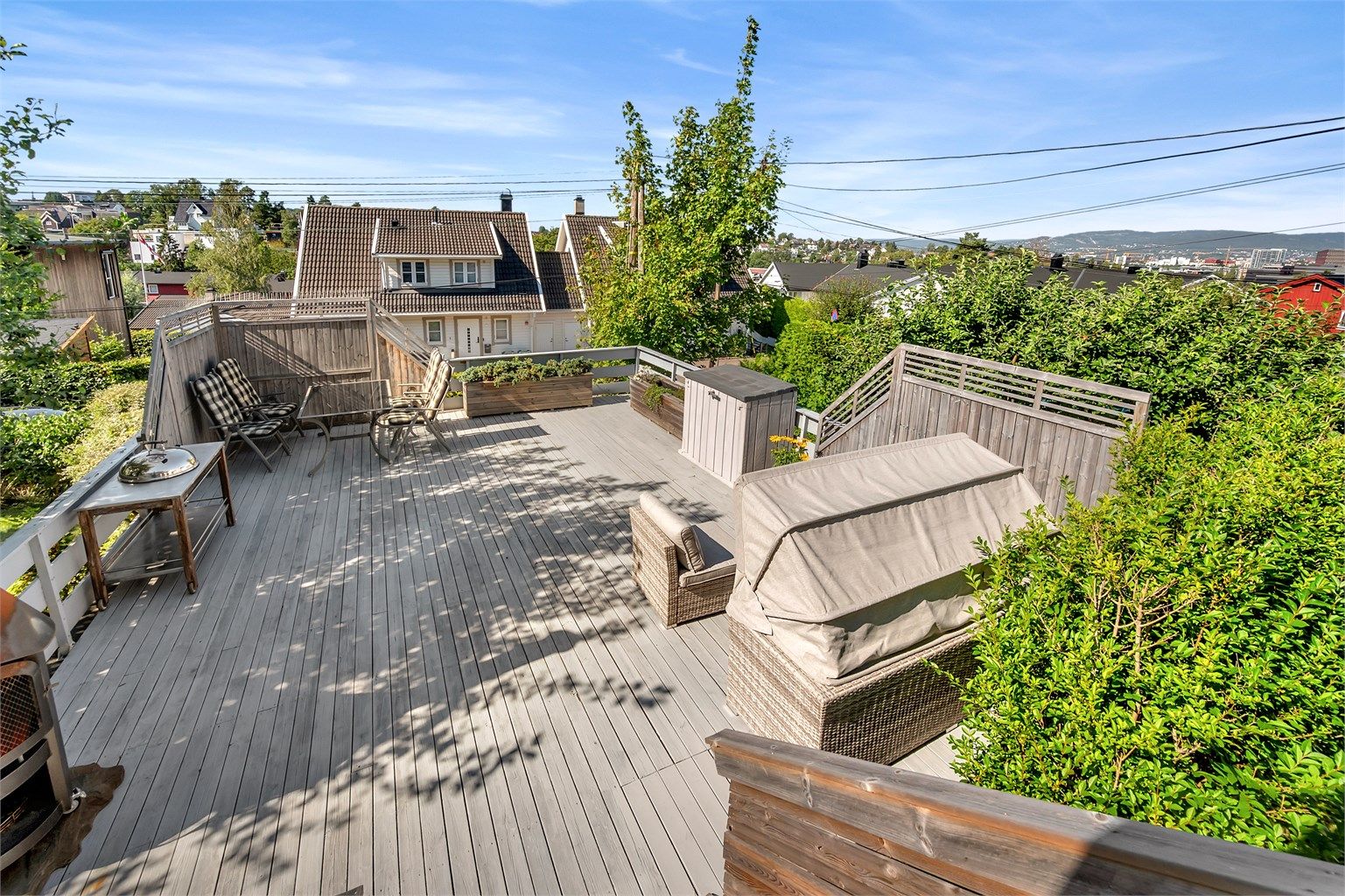 Fra stuen kommer du ut til boligens terrasse og hage. Terrassen er på hele 43 kvm og vender mot vest.