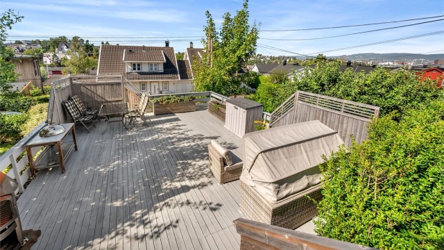 Fra stuen kommer du ut til boligens terrasse og hage. Terrassen er på hele 43 kvm og vender mot vest.